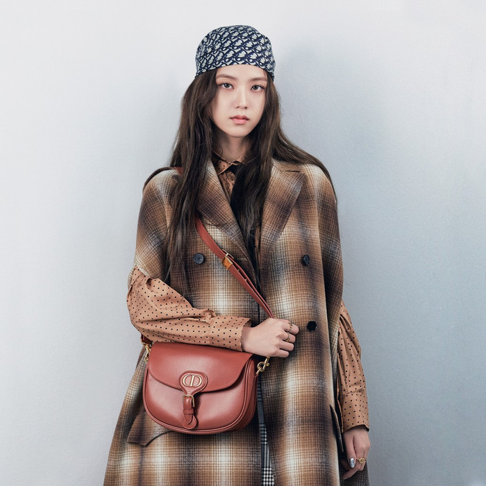 Điểm nhấn cho trang phục là kiểu quấn khăn turban trên đầu sành điệu 