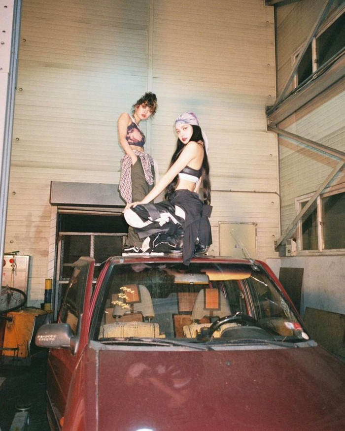 Jisoo học cô em Lisa Black Pink quấn khăn turban ấn tượng khiến fan thả tim mỏi tay Ảnh 9