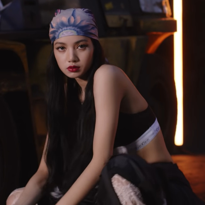 Một Lisa cool ngầu trong trang phục hip hop với khăn quấn turban đầy sành điệu 