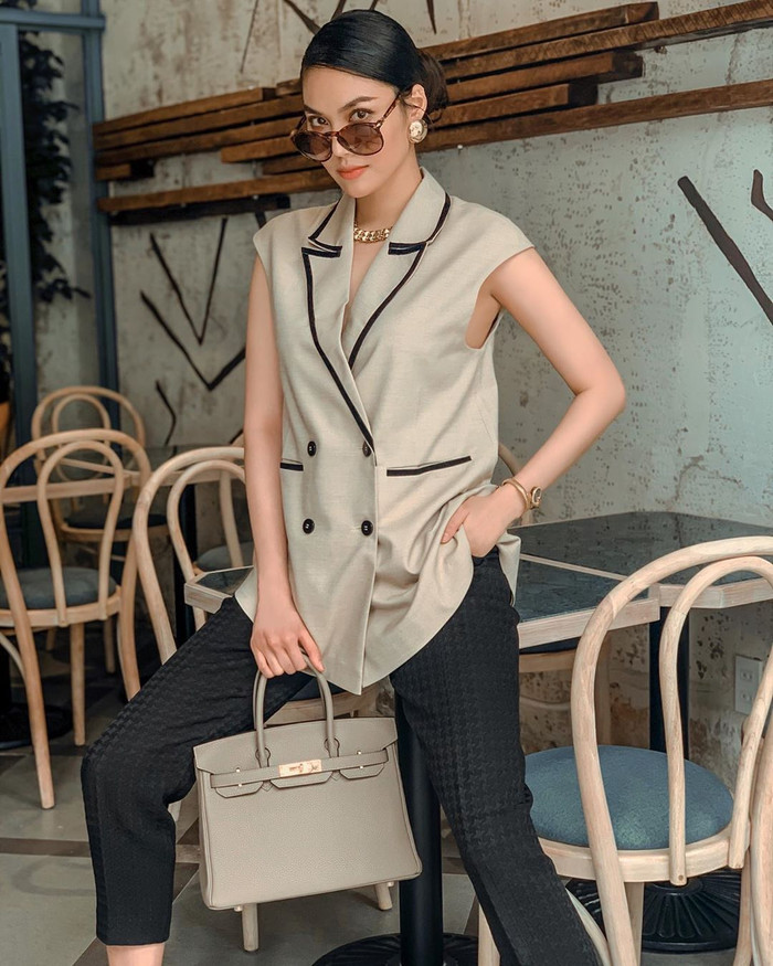 Siêu mẫu Lan Khuê thần thái sang chảnh cuốn hút fan trong set đồ hàng hiệu.