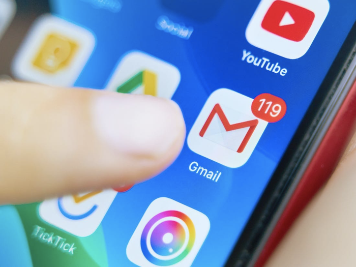 Người dùng vẫn có thể gửi và nhận email như bình thường qua Gmail, nhưng chức năng đính kèm tệp tin sẽ không sử dụng được. (Ảnh: Konstantin Savusia/Shutterstock)