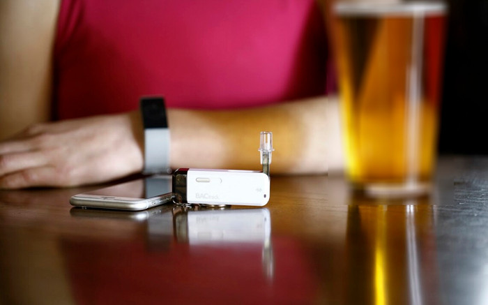 Đối với những cá nhân đang điều trị chứng nghiện rượu, thiết bị có thể kích hoạt từ xa tới người thân, người giám hộ… (Ảnh: Telegraph)