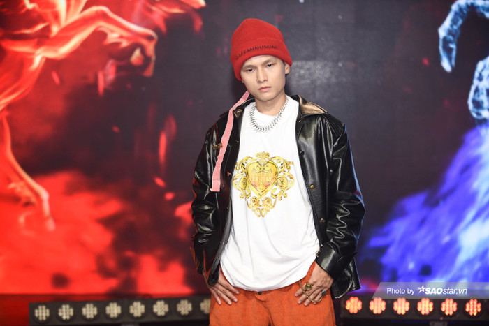 Cách sử dụng áo phông và biker khoác ngoài, đi cùng quần thụng và nón đỏ rực, tạo thành điểm nhấn hoàn hảo. 