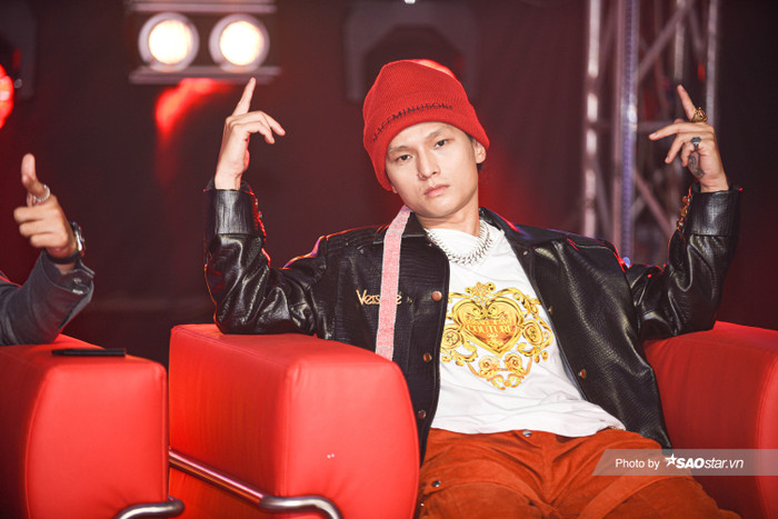 Không hề khó hiểu vì sao anh thu hút cả underground lẫn khán giả mộ điệu, yêu thích thời trang. 