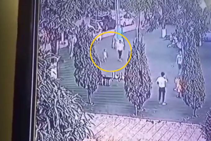 Người phụ nữ bị nghi là đã dụ dỗ, gọi bé Gia Bảo đi theo mình.