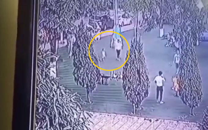 Camera ghi lại hình ảnh người phụ nữ lạ mặt dụ dỗ bé trai 2 tuổi ở Bắc Ninh đi theo Ảnh 2