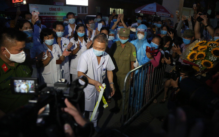 Chính thức dỡ bỏ phong tỏa Bệnh viện E sau ca bệnh 994 âm tính, được Bộ Y tế rút khỏi danh sách người nhiễm COVID-19 Ảnh 2
