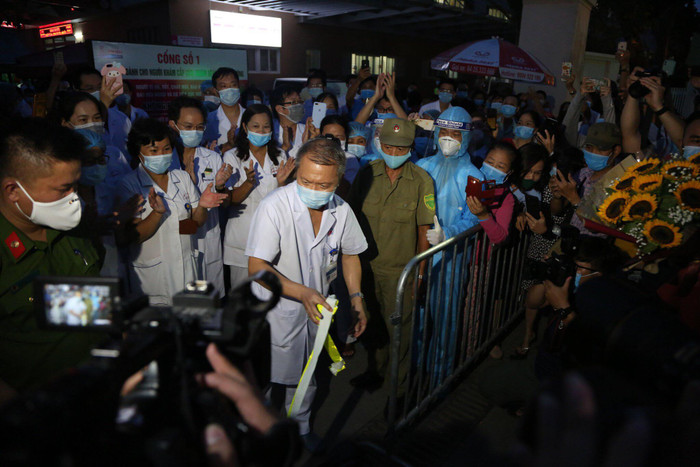 Khoảnh khắc bệnh viện E được dỡ bỏ lệnh phong tỏa vào lúc 18h30 chiều ngày 20/8