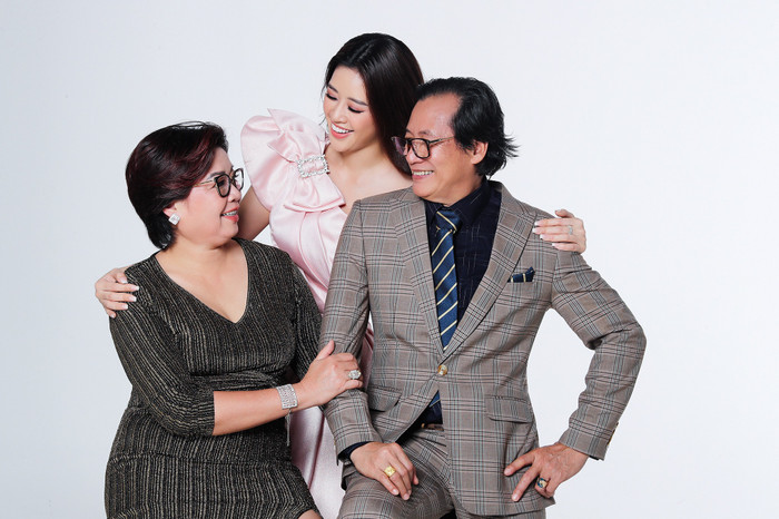 Hoa hậu Khánh Vân đẹp dịu dàng trong bộ ảnh gia đình ấm áp cùng bố mẹ và anh trai Ảnh 15