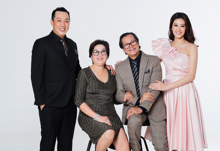Hoa hậu Khánh Vân đẹp dịu dàng trong bộ ảnh gia đình ấm áp cùng bố mẹ và anh trai Ảnh 3