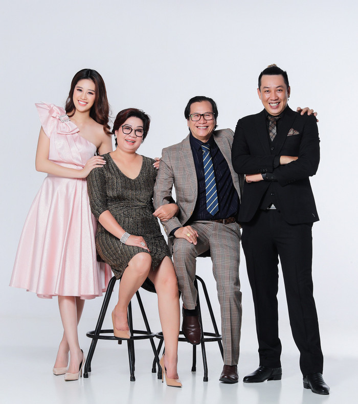 Hoa hậu Khánh Vân đẹp dịu dàng trong bộ ảnh gia đình ấm áp cùng bố mẹ và anh trai Ảnh 4