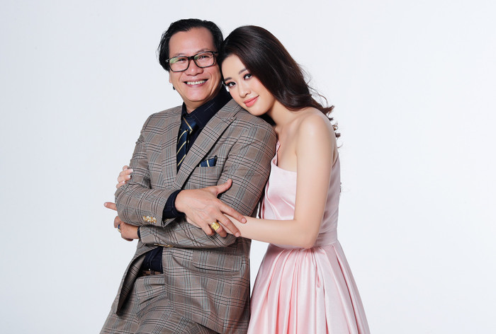 Hoa hậu Khánh Vân đẹp dịu dàng trong bộ ảnh gia đình ấm áp cùng bố mẹ và anh trai Ảnh 5