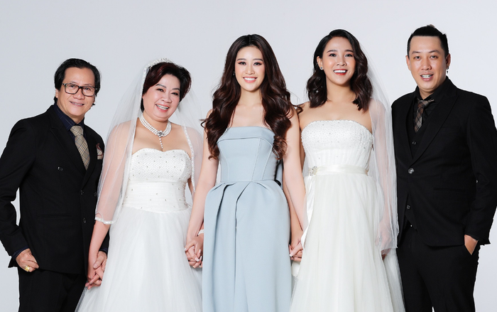 Hoa hậu Khánh Vân đẹp dịu dàng trong bộ ảnh gia đình ấm áp cùng bố mẹ và anh trai Ảnh 2