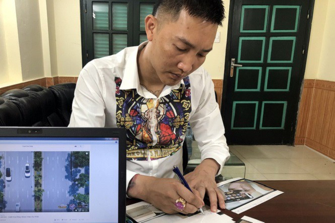 Bùi Xuân Huấn (tức Huấn 'hoa hồng') tại cơ quan công an