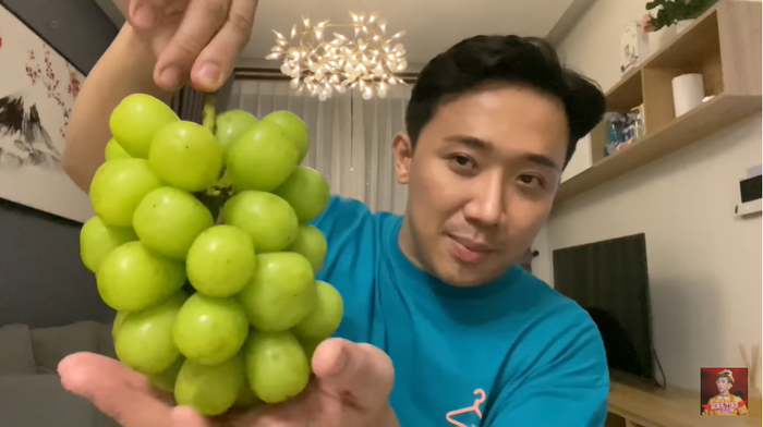 MC Trấn Thành thưởng thức 1 chùm nho có giá lên tới 11 triệu đồng.