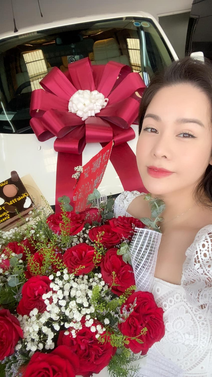 Cách đây chưa đầy 1 tháng trước Nhật Kim Anh từng khoe mới tậu cho mình 1 chiếc xế hộp tiền tỷ