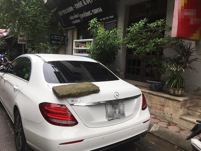 Đỗ ô tô chắn lối cửa ra vào, chủ nhà quyết định xử đẹp theo cách nhẹ nhàng nhưng lại khiến chủ xe 'khóc thét' Ảnh 3