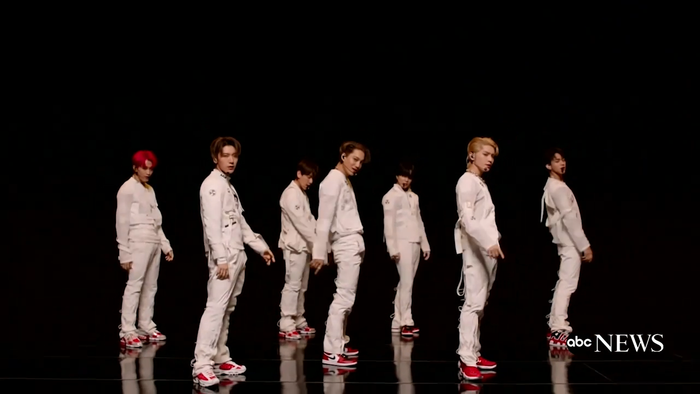 Clip hot: Sân khấu live single mới 100 của SuperM tại Good Morning America Ảnh 11