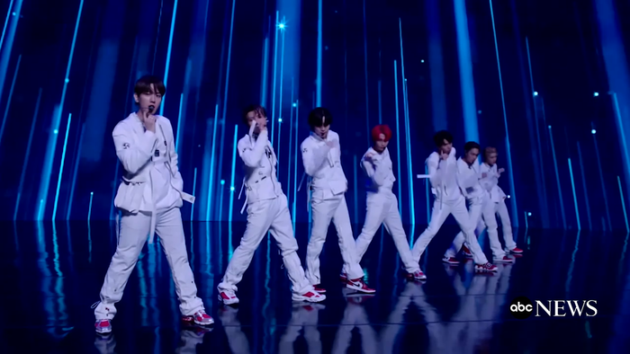 Clip hot: Sân khấu live single mới 100 của SuperM tại Good Morning America Ảnh 8