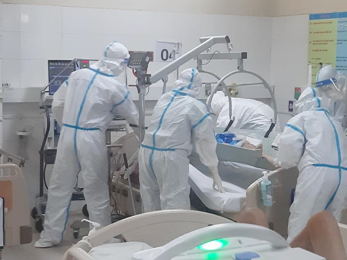 Các bác sĩ đang điều trị cho bệnh nhân nhiễm COVID-19.