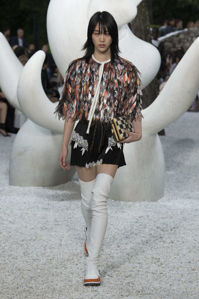 Nàng mẫu xứ Hàn là gương mặt thường niên trong show của Louis Vuitton