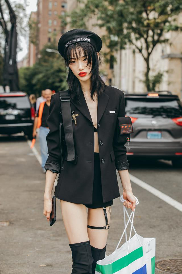 Thân hình siêu gầy của Choi Sora dường như là 'đặc điểm riêng' của nàng mẫu xứ Hàn