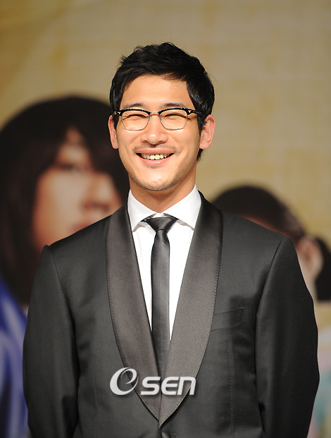 Tưởng niệm 12 năm Lee Eon qua đời: SNSD, Goo Hye Sun ngậm ngùi Tưởng niệm 12 năm Lee Eon qua đời: SNSD, Goo Hye Sun ngậm ngùi