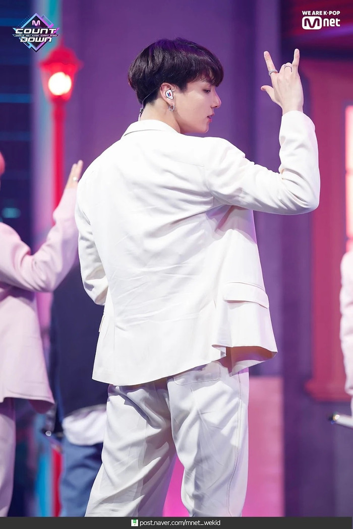 Diện tai nghe đặc biệt, Jungkook (BTS) tiết lộ ý nghĩa đặc biệt sau món đồ tưởng chừng đơn giản Ảnh 8