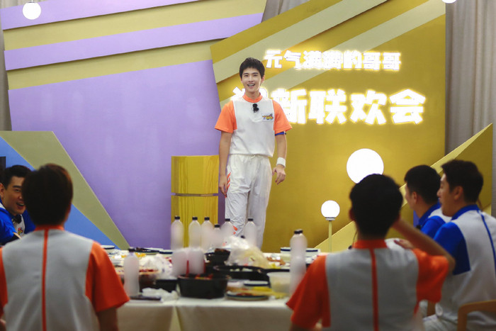 Hình tượng lạnh lùng của Dương Dương sụp đổ khi tham gia 'Ca ca tràn đầy sức sống' Ảnh 18