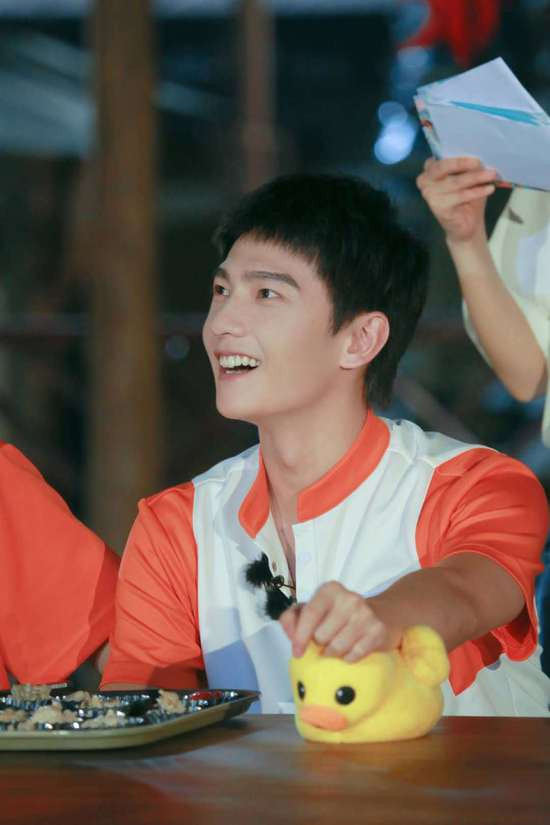 Hình tượng lạnh lùng của Dương Dương sụp đổ khi tham gia 'Ca ca tràn đầy sức sống' Ảnh 8