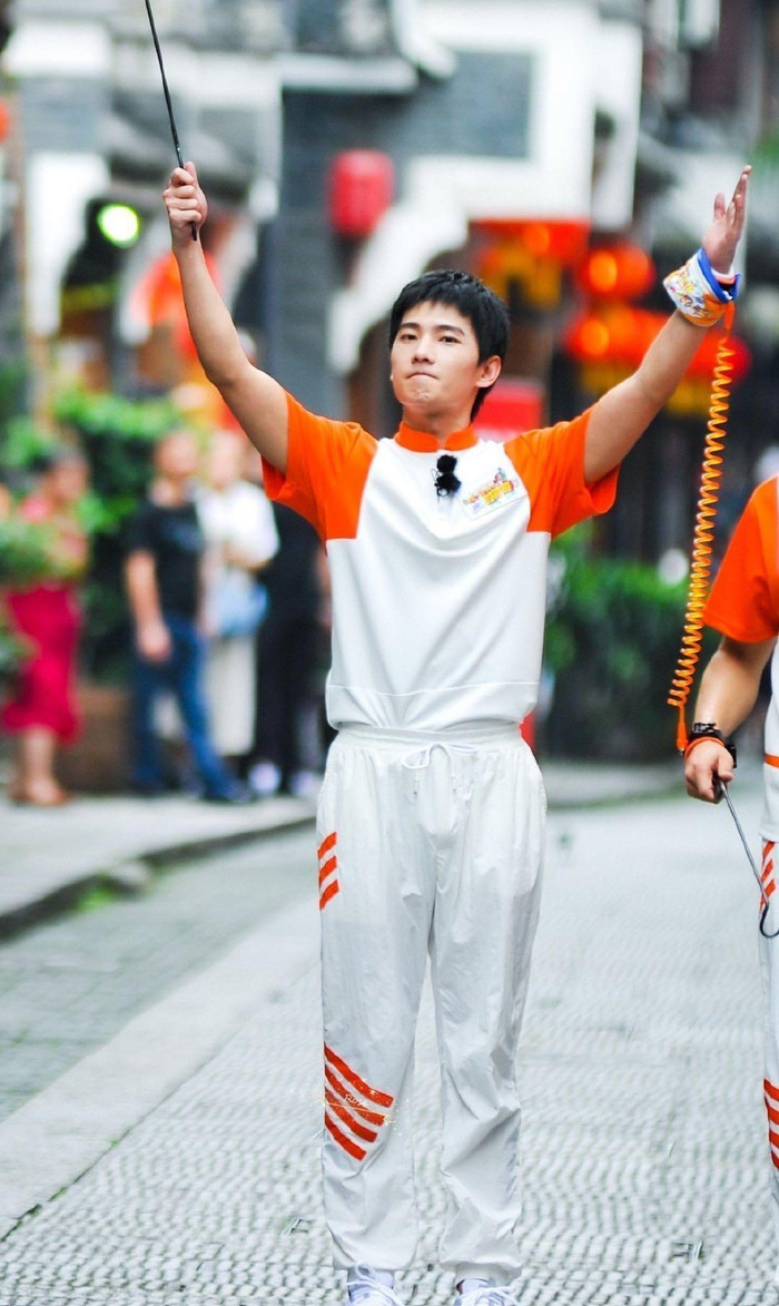 Hình tượng lạnh lùng của Dương Dương sụp đổ khi tham gia 'Ca ca tràn đầy sức sống' Ảnh 11