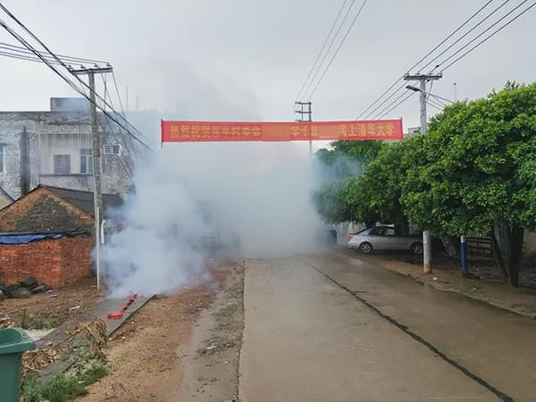 Ông Tào treo biểu ngữ, đốt pháo ăn mừng khi biết tin con trai đỗ đại học.