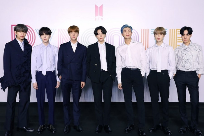 BTS lộ diện sau 7 tháng 'ở ẩn': RM chuẩn soái ca sơ mi trắng, V - Jin và Jungkook tựa nam thần Ảnh 6