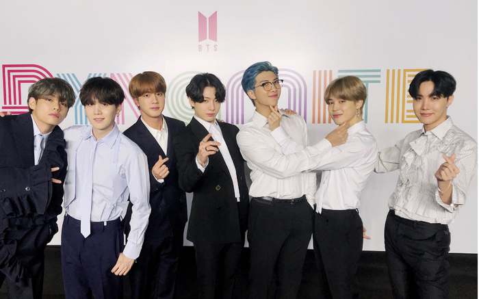 BTS lộ diện sau 7 tháng 'ở ẩn': RM chuẩn soái ca sơ mi trắng, V - Jin và Jungkook tựa nam thần Ảnh 2