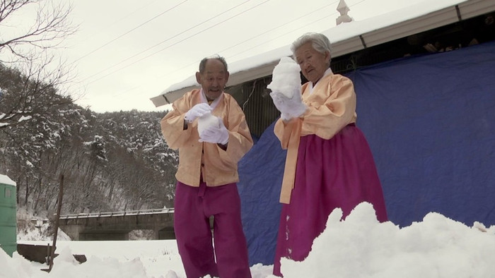 Cảm nhận về tình yêu giản dị mà phi thường trong 'Mình ơi, xin đừng qua sông': Mãi mãi là bao lâu? Ảnh 11