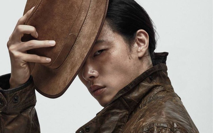 'Hwan mặt cún' mang mái tóc dài từng gây sốc lên bìa tạp chí Dazed tháng 9 Ảnh 2