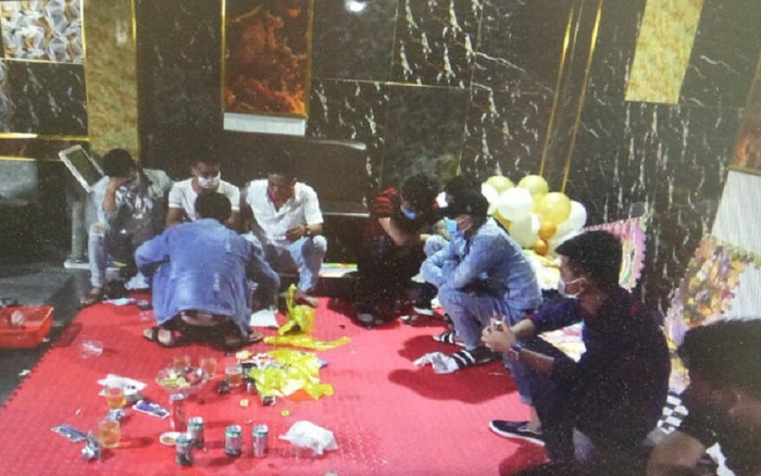 Phát hiện 14 nam, nữ thanh niên tụ tập dưới tầng hầm quán karaoke ăn nhậu và sử dụng ma túy Ảnh 2