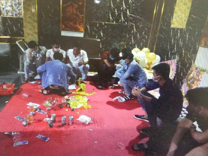 Nhóm người bị bắt quả tang tụ tập ăn nhậu dưới tầng hầm quán karaoke