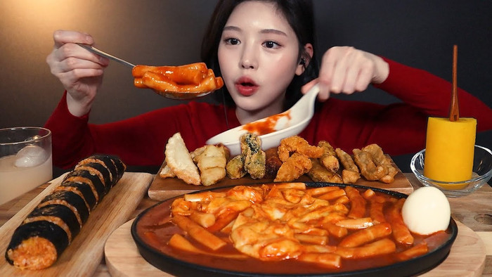 Eat with Boki là một trong năm YouTuber ẩm thực có thu nhập khủng nhất tại Hàn Quốc chỉ nhờ các video ăn uống. (Ảnh: 문복희)