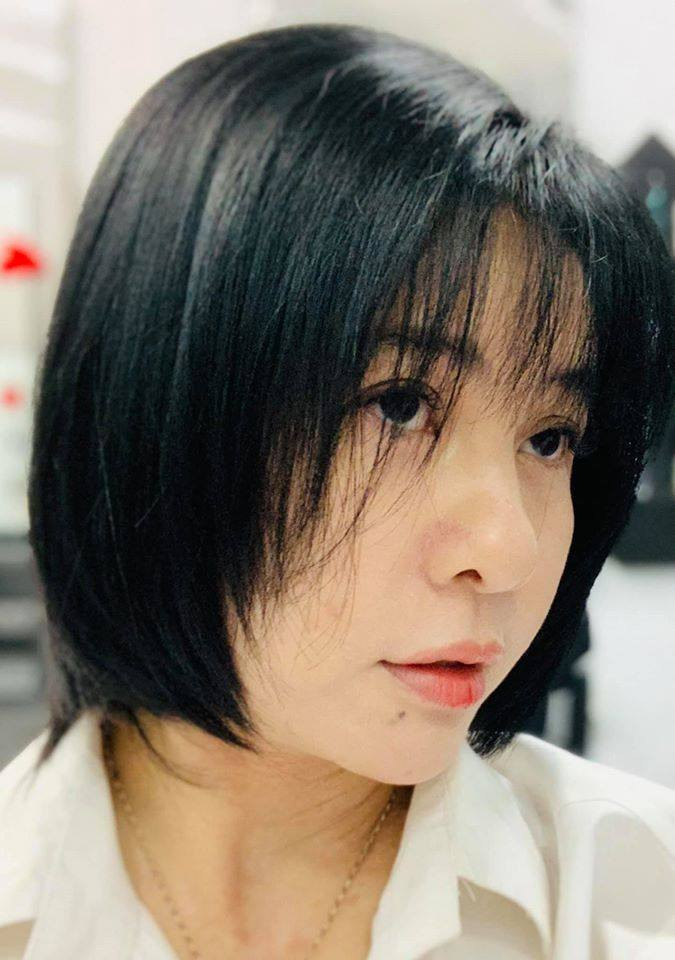 Bên cạnh đó nữ nghệ sĩ còn tiết lộ mình mới nối mi nhưng do cái mái thưa rũ rượi nên che khuất không còn thấy gì