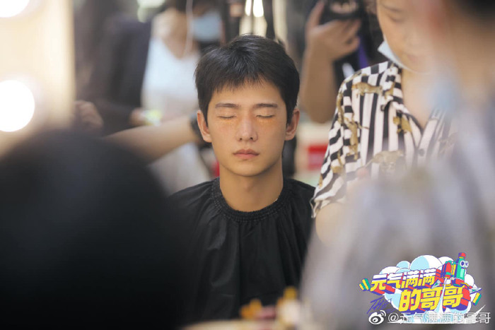 Việc tổ sản xuất chương trình tung ảnh hậu trường hoá trang đã giúp cho bao trái tim tưởng chừng tan nát của chị em được dịp hàn gắn lại