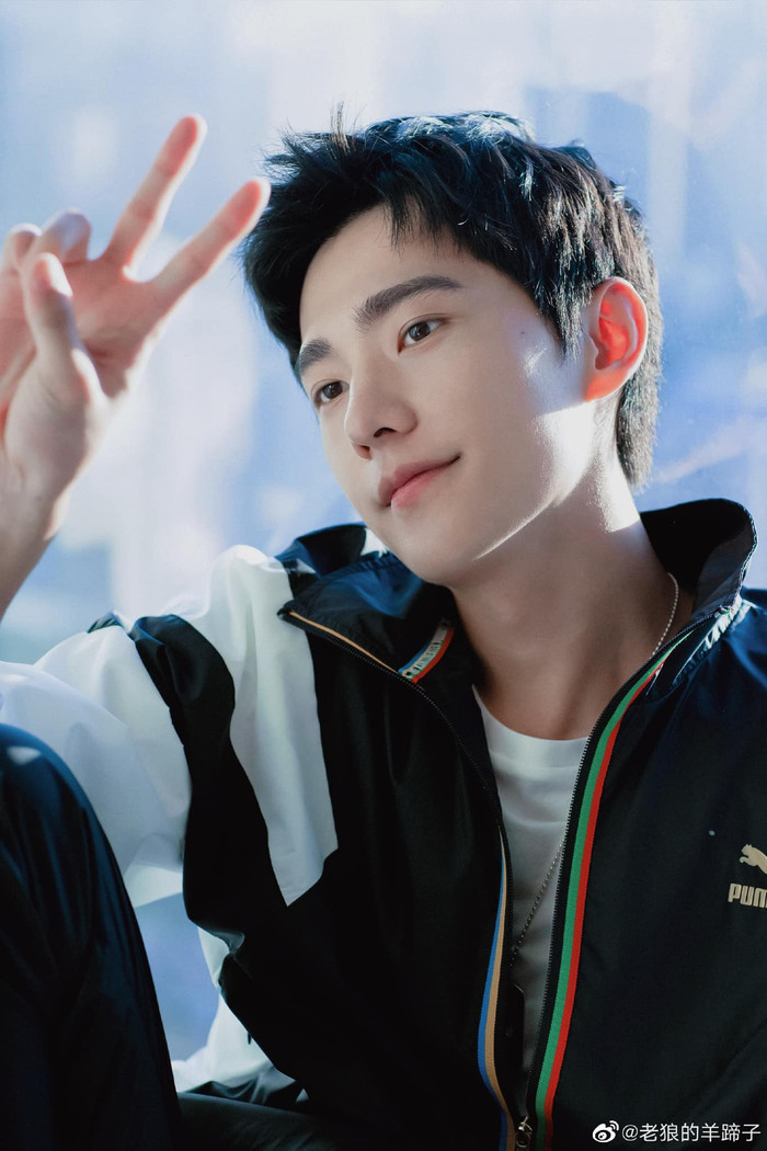 Khi tham gia một sự kiện anh cũng xuất hiện với nhan sắc đẹp trai không góc chết