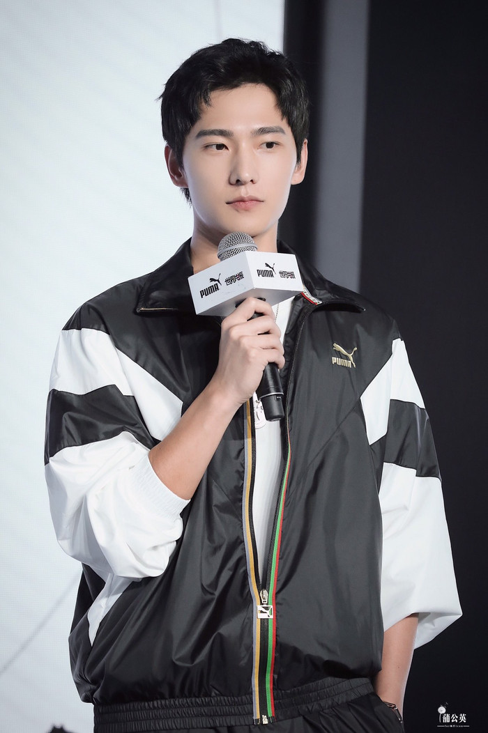 ... cùng làn da trắng mịn không tì vết