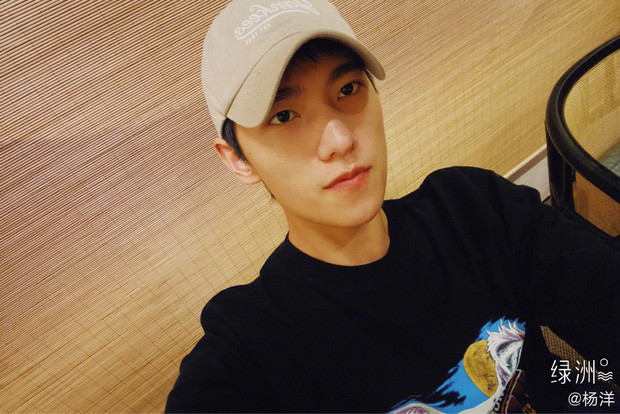 Cách đây không lâu, Dương Dương còn chia sẻ tấm hình chụp selfie khoe cận cảnh gương mặt điển trai của mình