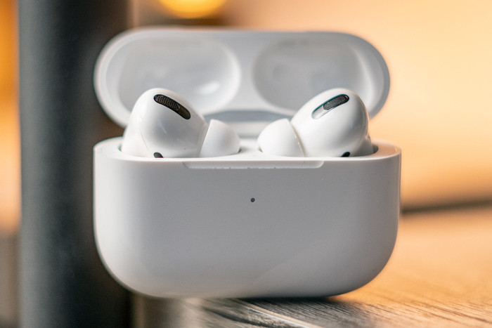 Apple cũng được cho là đang gây áp lực giá đối với các nhà cung cấp các phụ kiện khác như AirPods để hạ giá thành sản phẩm. (Ảnh: JournalPost)