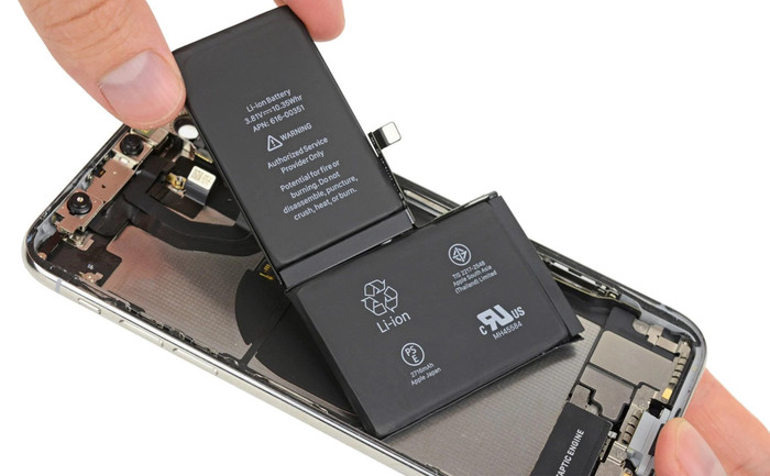 Linh kiện bảng mạch pin trang bị trên iPhone 12 dự kiến rẻ hơn khoảng 40-50% so với bộ phận tương tự trên dòng iPhone 11. (Ảnh: Ifixit)