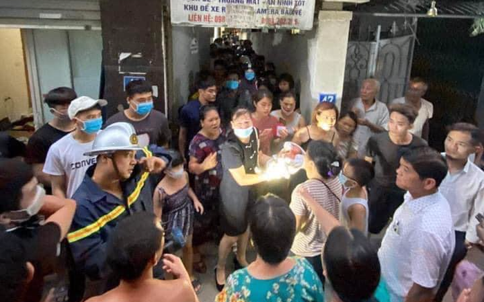 Khu nhà trọ bất ngờ khi nghe tin nữ sinh mang thai, sinh bé trai 2,2kg rồi bỏ rơi trong khe tường Ảnh 2