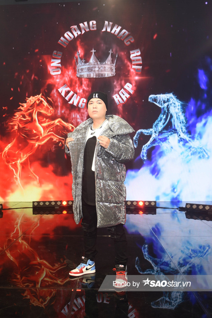 Trang phục hip hop của HLV LK với tông màu đen/xám, điểm nhấn là kiểu áo choàng màu xám mặc ở ngoài 