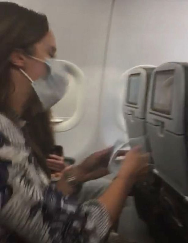 Người mẹ đã cầu xin nhưng vẫn bị yêu cầu rời khỏi chuyến bay