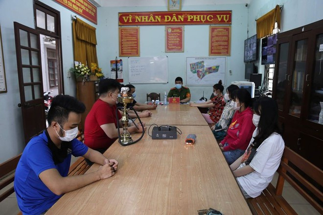 Công an phường lập biên bản xử phạt. Ảnh: Thanh Niên